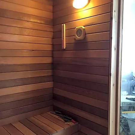 Отель Cedar Crest 3*